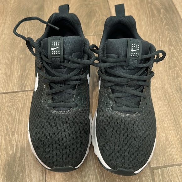 Hunter green Nike tennis shoes - Picture 2 of 6